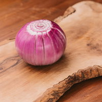 まな板の上に置かれた赤たまねぎ（おいしかぁ～便）の写真