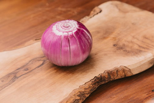 まな板の上に置かれた赤たまねぎ（おいしかぁ～便）