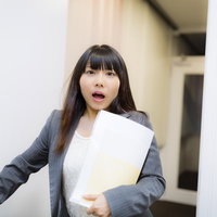 「警部！事件です！」と慌しい様子の美人刑事の写真