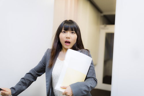 「警部！事件です！」と慌しい様子の美人刑事