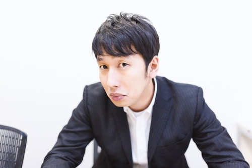 「この企画どうっすか？イケてますよね？」と中途半端なドヤ顔をする男性