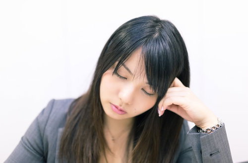 考えこむフリをして会議中堂々と居眠りをする女性社員