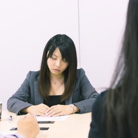 「こいつ・・・寝てやがる」という視線に気づかず、うとうとする女子社員の写真