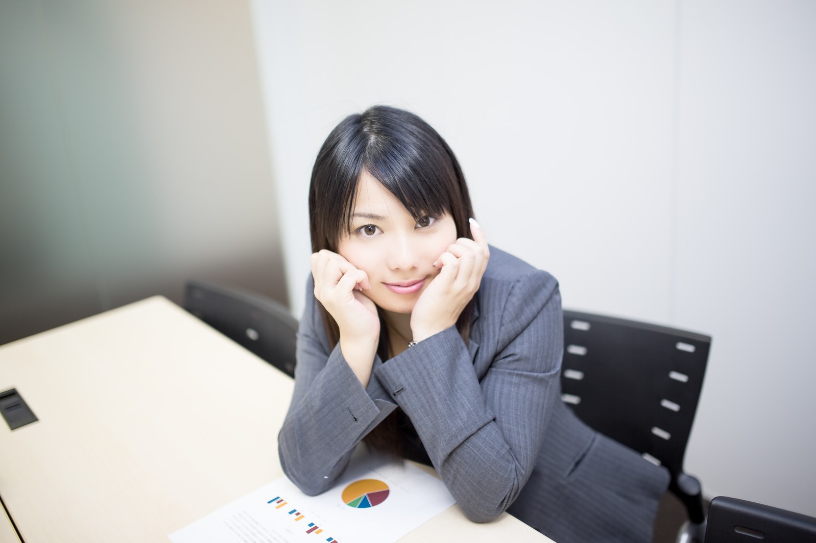 会議室で微笑む女性社員［モデル：Lala］