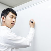 ドヤ顔でプレゼンをするビジネスパーソンの写真