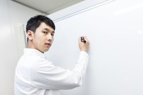 ドヤ顔でプレゼンをするビジネスパーソン