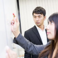 ルージュの伝言を凝視する社内ストーカーの写真