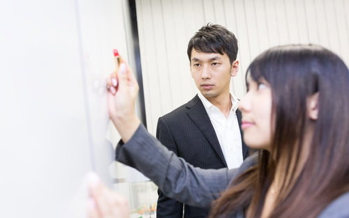 ルージュの伝言を凝視する社内ストーカー