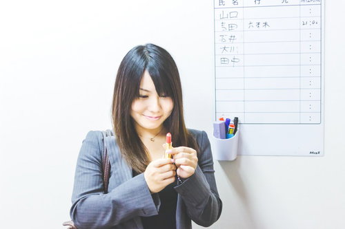 「今夜が山だ！」と勝負口紅を取り出す女性