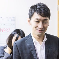 「今夜の勝率は7割かな」と微笑む七三分けのビジネスパーソンの写真