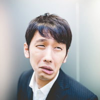 「だめだこりゃ」と顔をゆがめるリーダーの写真