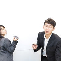 「アンタのプレゼン全然ダメ！」と上司に指摘される新入社員の写真