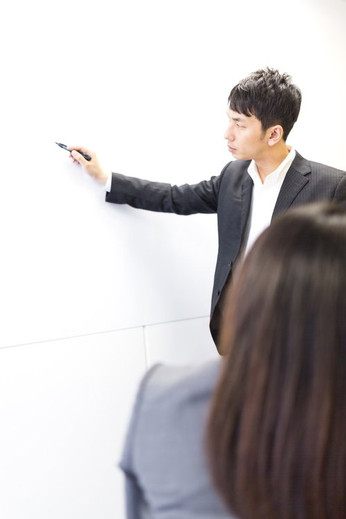 社運をかけたプレゼンにペンを持つ手が震えるビジネスパーソン