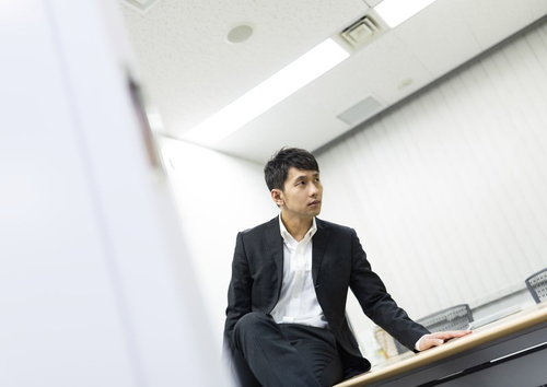 会議室で部下のミスを執拗に責め立てる上司