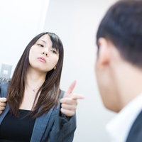 「月に代わって、お仕置きよ！」と相手を追い詰めるドS系女子の写真