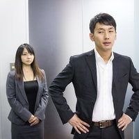 「君を呼びだしたのは他でもない...」と深刻な話をする上司の写真