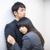 給湯室で壁ギュ。それは彼女の求愛行為だったの写真