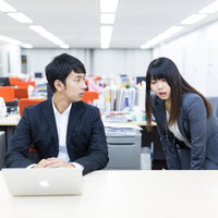 「先輩、大変です！」と駆けつけた女性社員を呆然と見つめる上司の写真