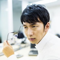 新しい指示ごとにメガネを外してキメてくる上司の写真