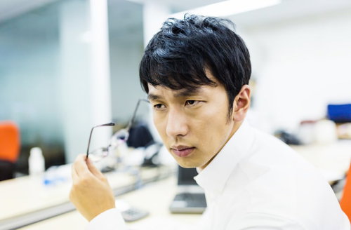 新しい指示ごとにメガネを外してキメてくる上司