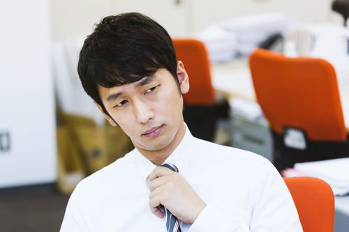 ブラックな案件を引き受け自分の首とネクタイを締める社畜