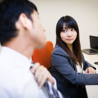 気になる先輩の横顔を見つめる女性と気付きネクタイを締め直す上司の写真