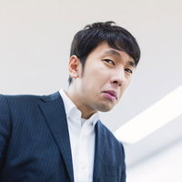 口をへの字に結ぶビジネスパーソンの写真