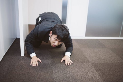 コンタクトレンズを一生懸命探す近眼社員