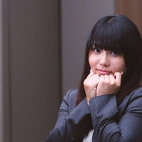 胸キュンするピーカーブースタイルの女性会社員の写真