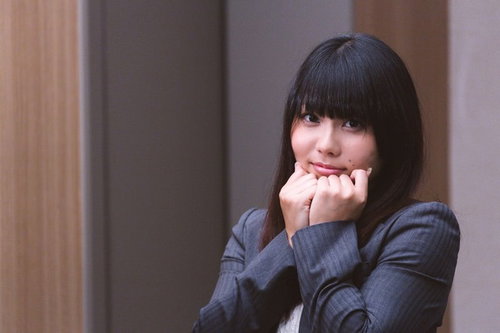 胸キュンするピーカーブースタイルの女性会社員