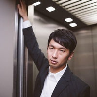 「私、何階に行くと思います？」と難解なクイズを出す若き経営者の写真