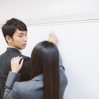 会議中しれっと逆セクハラをする女性社員の写真