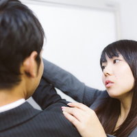 「ホワイトボードの消し方はこうよ...」とマンツーマンで優しく指導をするパイセンの写真