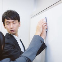 偶然か必然か、意中の女性と手が重なりドキッとする社畜の写真