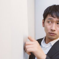 ブラインドの隙間から夜の情事を除く田中ジョージ（万年係長）の写真