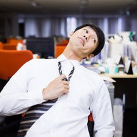 「残業するオレ、カッコイイ！」とドヤ顔をする意識高い系社畜の写真