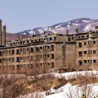 冬の松尾鉱山に建ち並ぶ廃宿舎群と雪景色の鉱山遺跡の写真