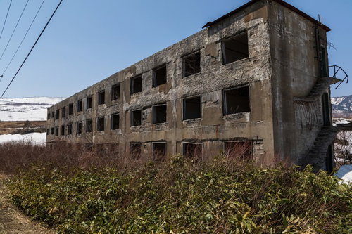 冬の松尾鉱山宿舎跡の雪景色と朽ちたコンクリート建築