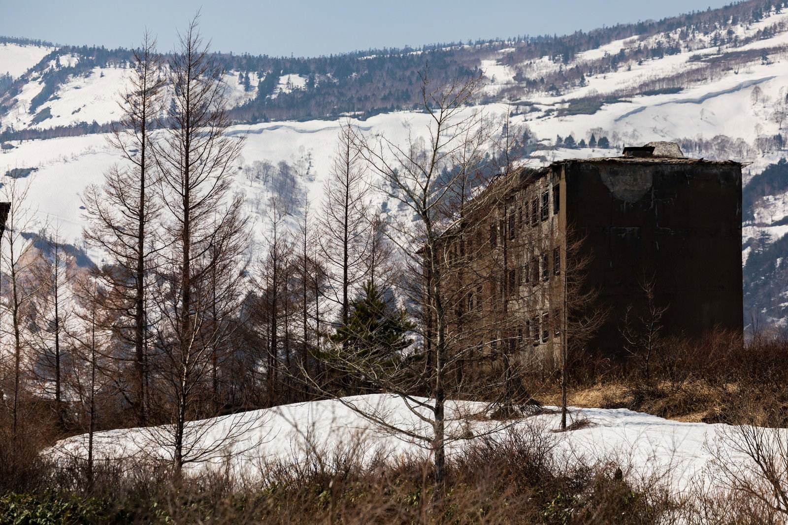 雪景色の中に建つ松尾鉱山の廃墟となった宿舎アパート建物