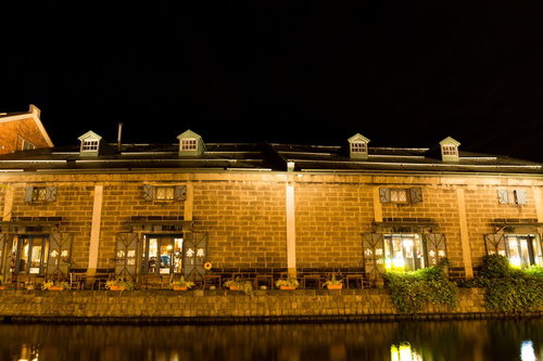 小樽運河沿いの夜間ライトアップされたレンガ造り倉庫