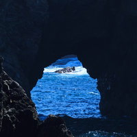 夜の旭川駅前を俯瞰した駐車場と市街地の写真