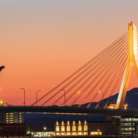 青森ベイブリッジと夕焼けに染まる街並みと港の風景の写真