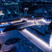 ライトアップされた積雪の五稜郭の夜景の写真