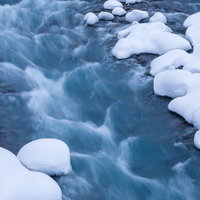 冬の美瑛川の雪景色 北海道の凍結した河川と積雪の写真