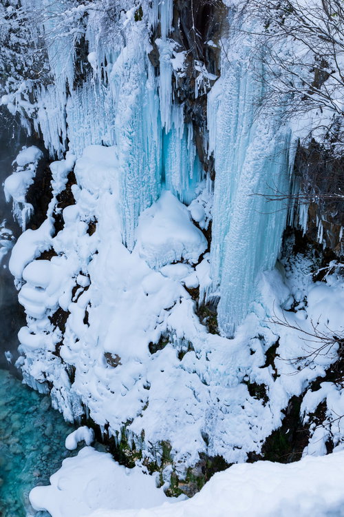 厳冬期に凍結した白ひげの滝の氷瀑と雪景色