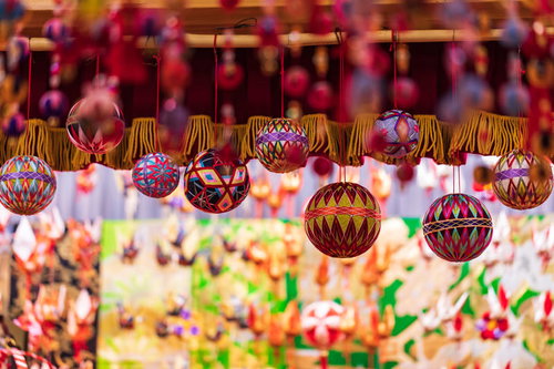 つるし飾りの大玉と色とりどりの手毬、伝統的なひな祭り装飾