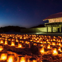 払田柵の冬祭り、ライトアップされたミニかまくらが並ぶ夜景（秋田県大仙市）の写真