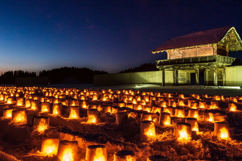 払田柵の冬祭り、ライトアップされたミニかまくらが並ぶ夜景（秋田県大仙市）