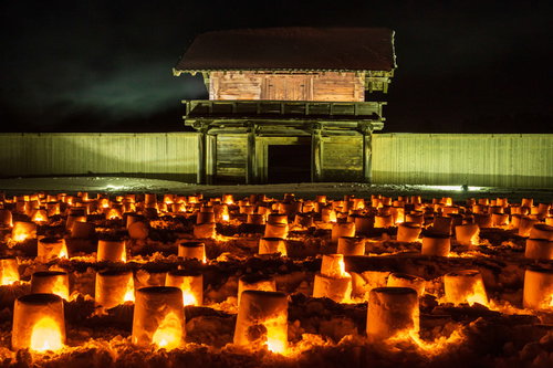 払田の柵の雪原に灯るミニかまくら群と古建築のライトアップ
