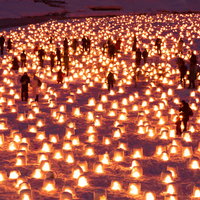 横手かまくら祭りのミニかまくらとライトアップの写真
